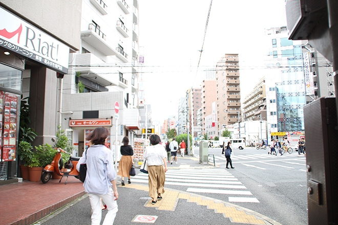 曙橋駅A1出口を出た直後の通り。左方向へ進む道が写っている