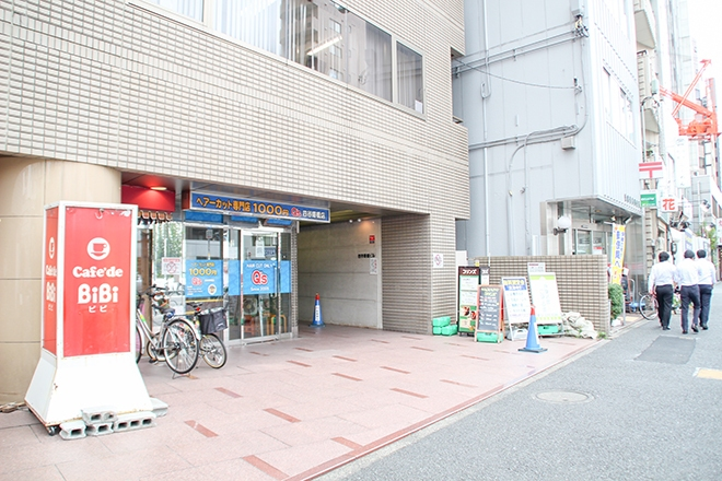 都道302号線沿いの歩道。左手に四谷曙橋ビルの入口が見える